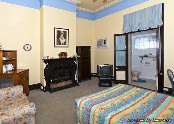 Warwick Settlers Inn Room photo